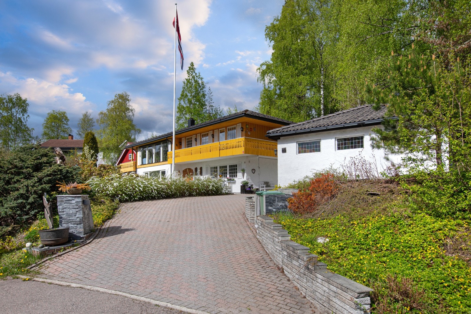 Enebolig fra 1975 med en stor, opparbeidet tomt. Det er fin steinbelagt oppkjørsel. Galleribilde