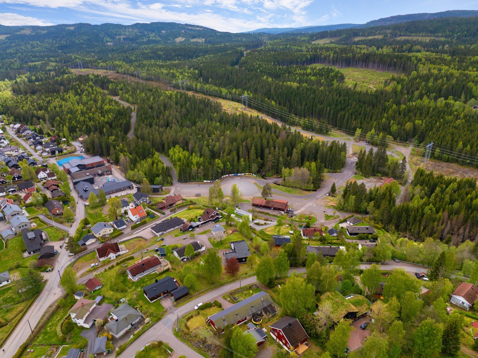 Det er flere skoler og barnehager i nærheten, blant annet Nittedal ungdomsskole (5 min) og Steinrøysa andelsbarnehage (4 min). Galleribilde