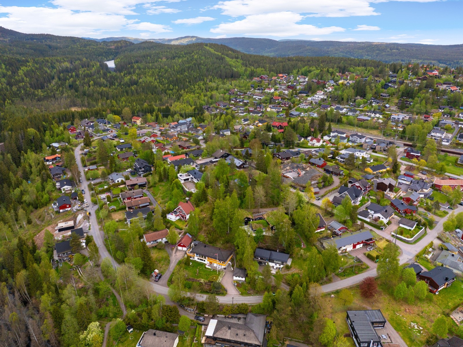 Det er gangavstand til Sørli hvor man finner lysløype og skistua. Dette er ett flott utgangspunkt for langrennsturer som tar deg videre inn i idylliske Nordmarka. Galleribilde