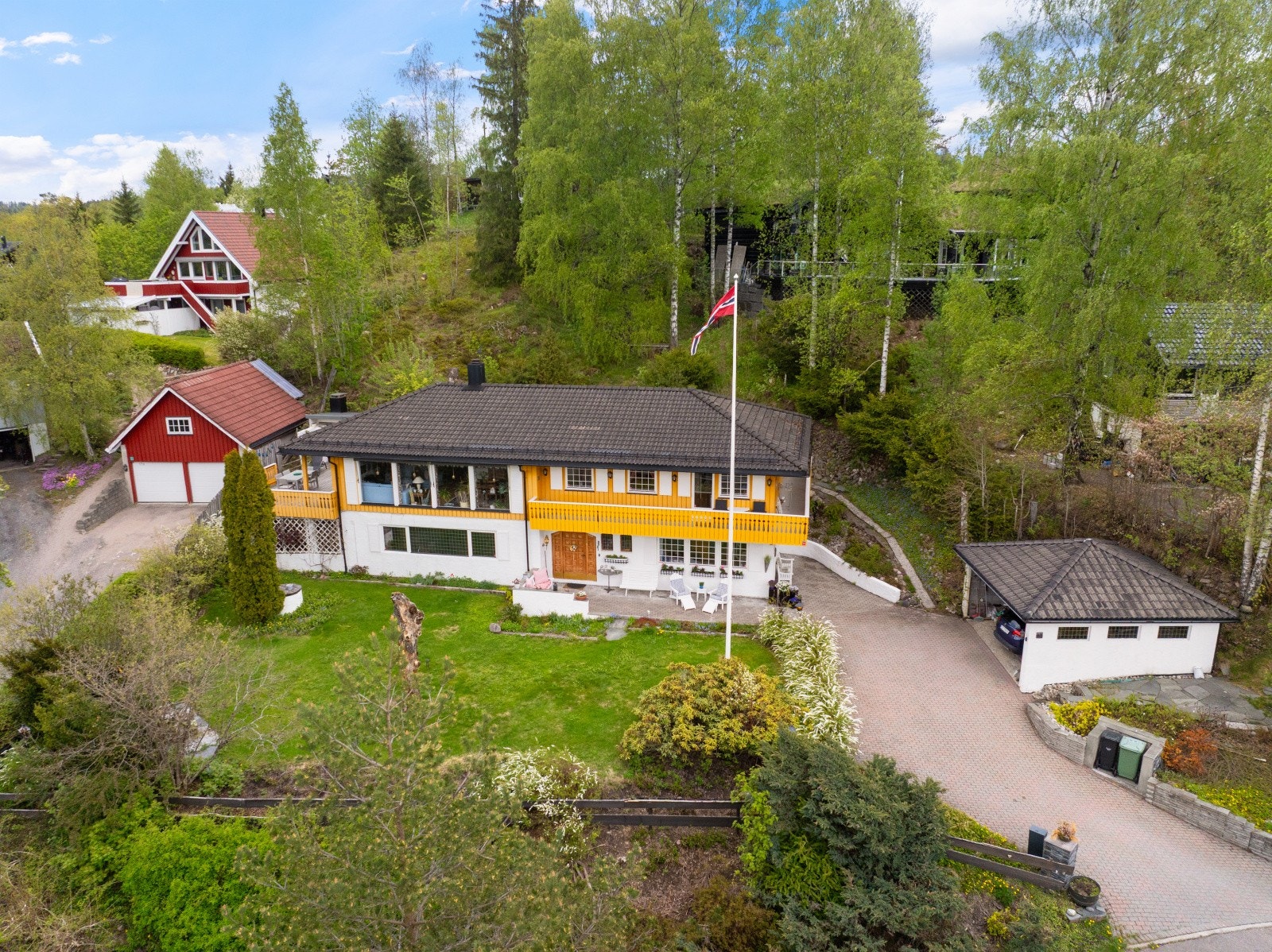 Eiendommen ligger i et etablert boligområde i Nittedal, med kort vei til skoler, butikker og kollektivtransport. Galleribilde