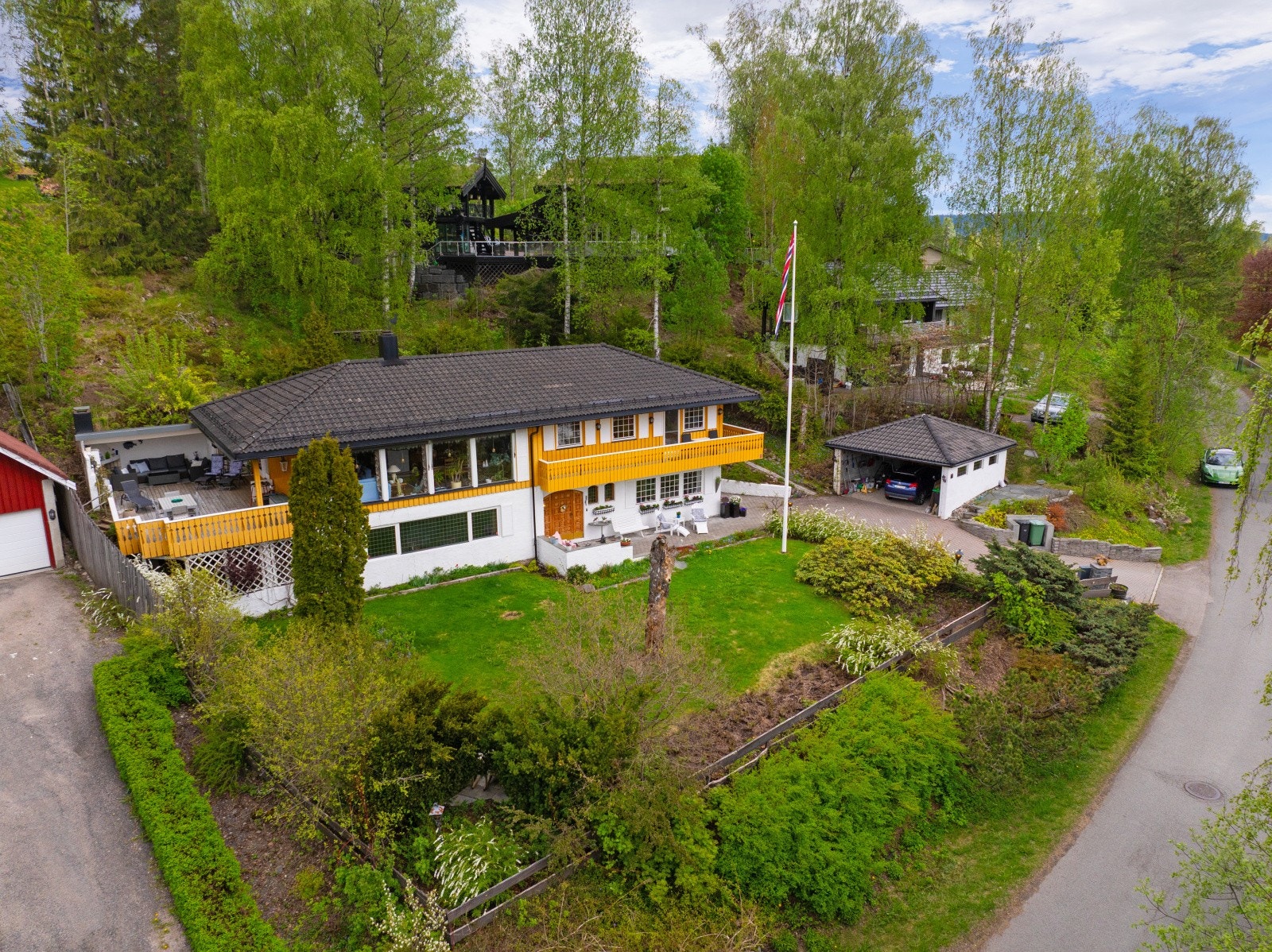 DNB Eiendom v/ Lena Eriksson presenterer Ringveien 15, enebolig med pent opparbeidet tomt og fine uteplasser. Galleribilde