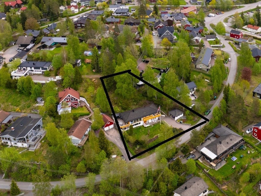 Eiendommen har en meget romslig tomt på ca. 1,6 mål, som gir mange muligheter. Dette er ca. tomte grense, se kart i salgsoppgaven. Galleribilde