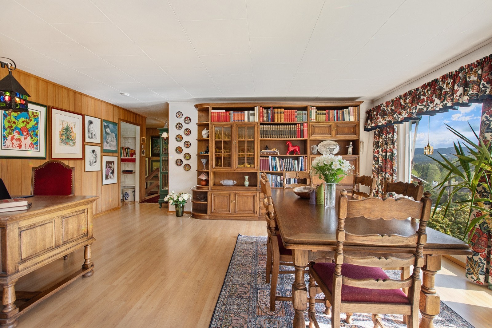 Det er god plass til stor spisestueløsning. Invitér venner og familie til gode måltider. Galleribilde
