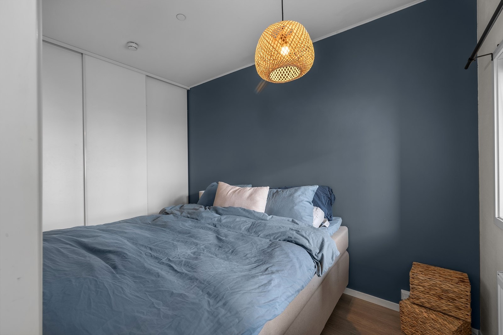 Innredet med praktisk skyvedørsgrderobe med god oppbevaringsplass. Galleribilde