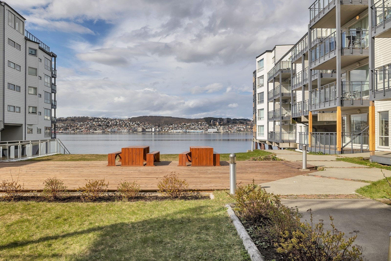 Pent opparbeidede utearealer med hyggelig sittegruppe. Galleribilde