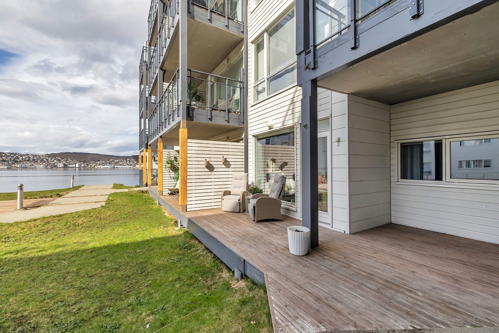 Utgang fra stue til flott takoverbygd terrasse med god plass til utemøbler. Galleribilde