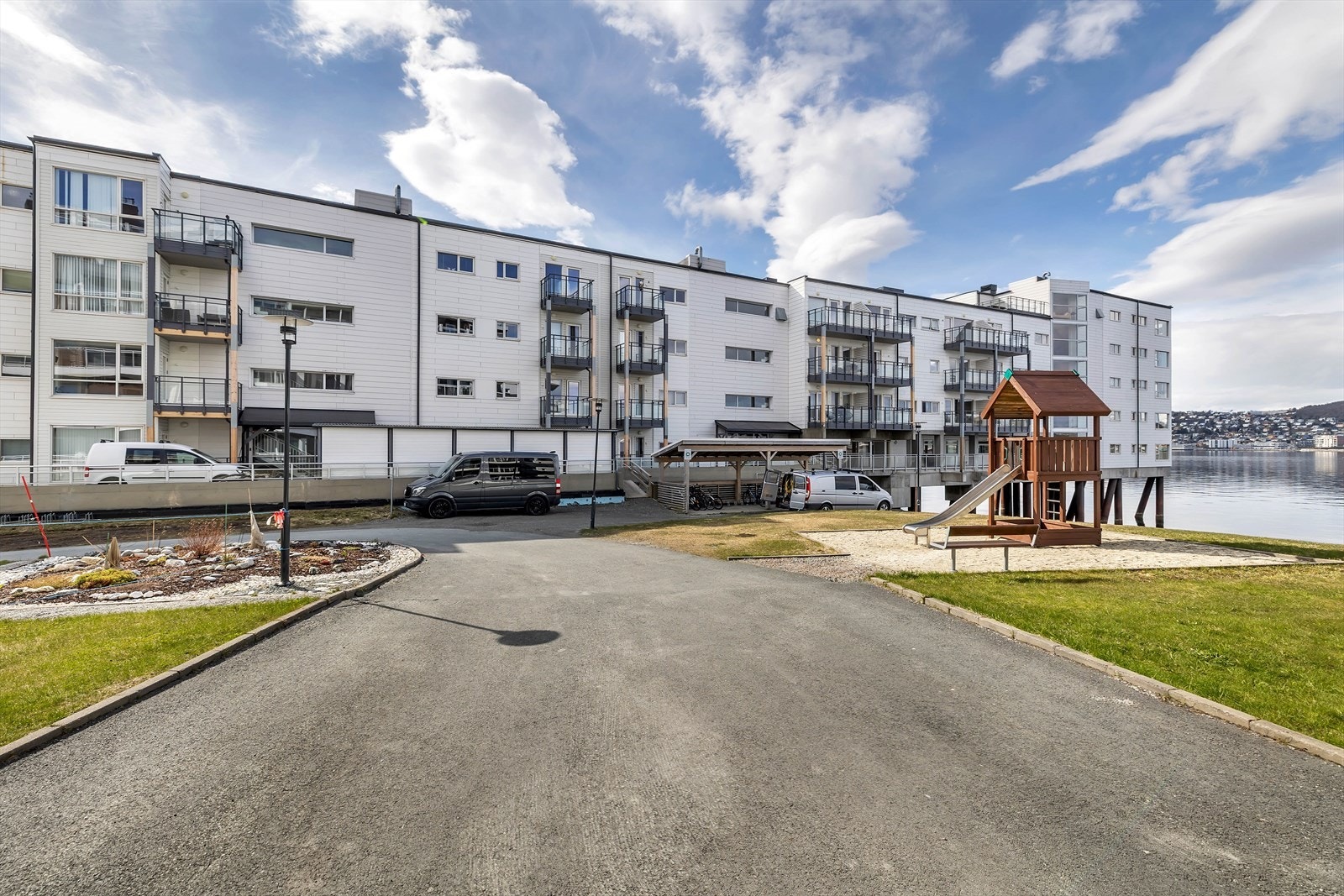 Svært barnevennlig beliggenhet med lekeplasser like i nærheten. Galleribilde