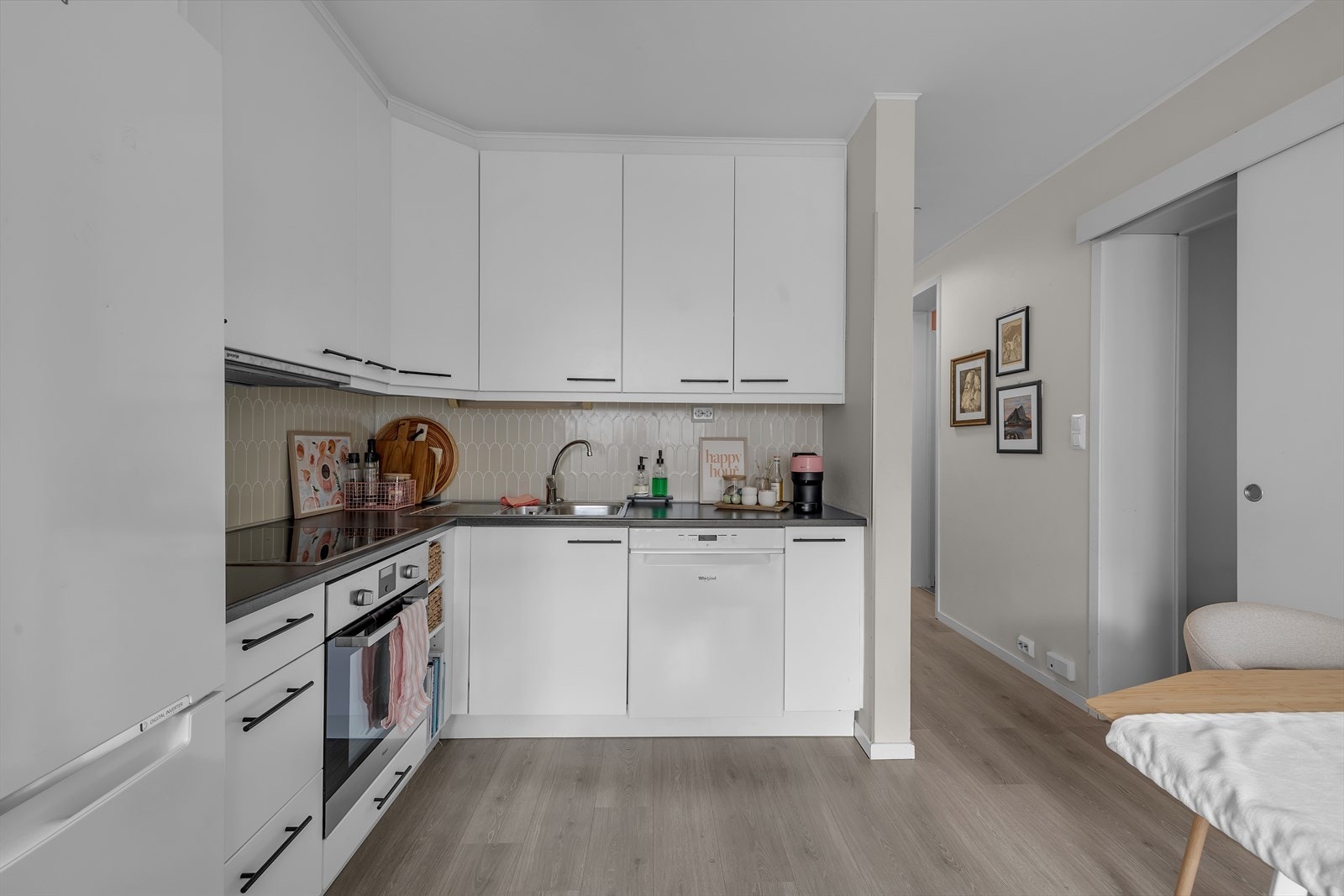 Innredet med integrerte hvitevarer fra kvalitetsmerket Whirlpool. Galleribilde