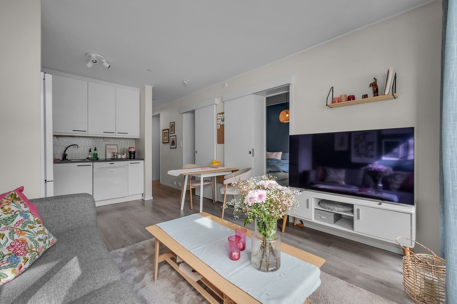 Pent laminatgulv kombinert med vannbåren gulvvarme som gir god komfort året rundt. Galleribilde
