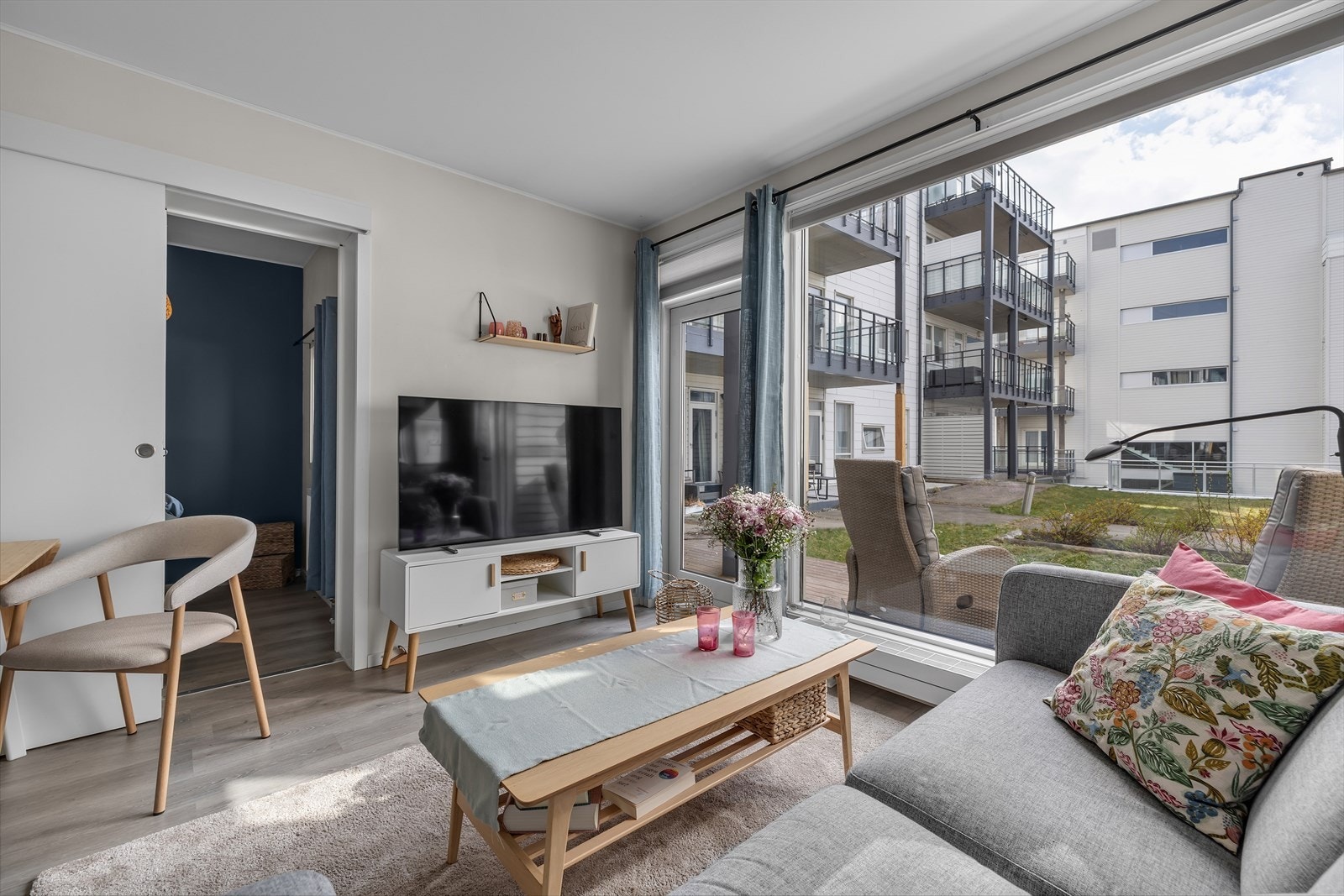 Store vindusflater som slipper inn rikelig med naturlig lys. Galleribilde