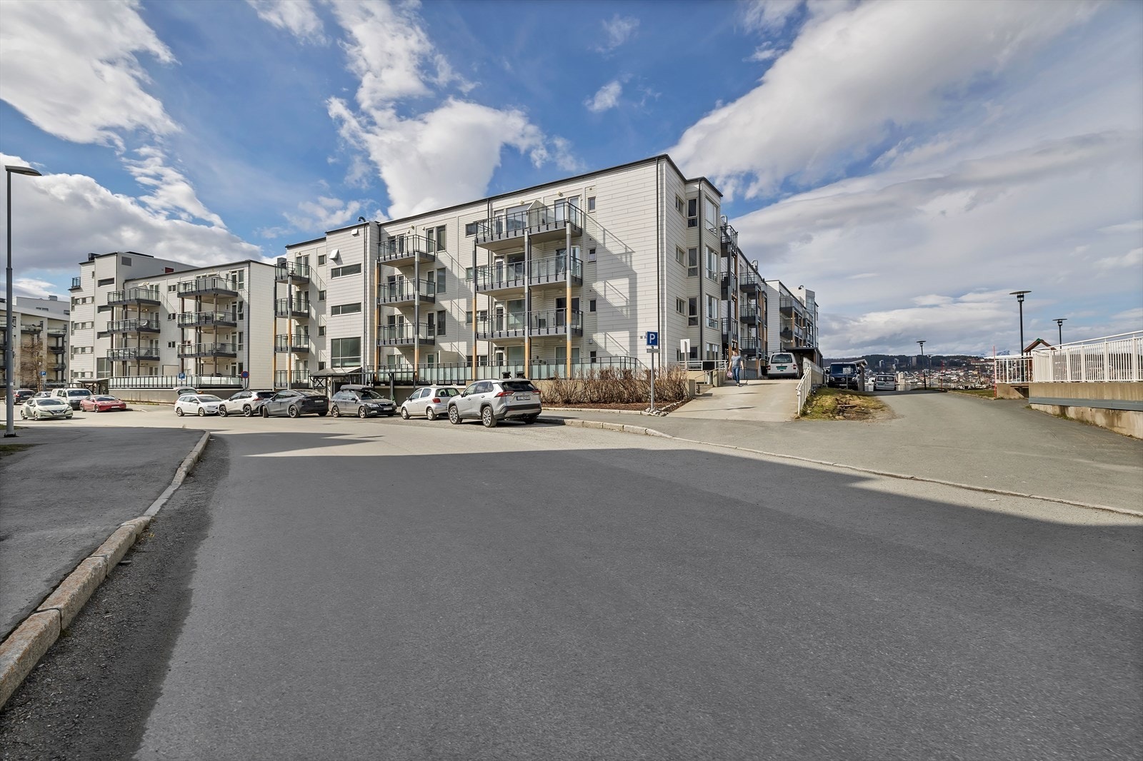 Leiligheten disponerer fast parkeringsplass i garasjeanlegget i nabobygget. Galleribilde