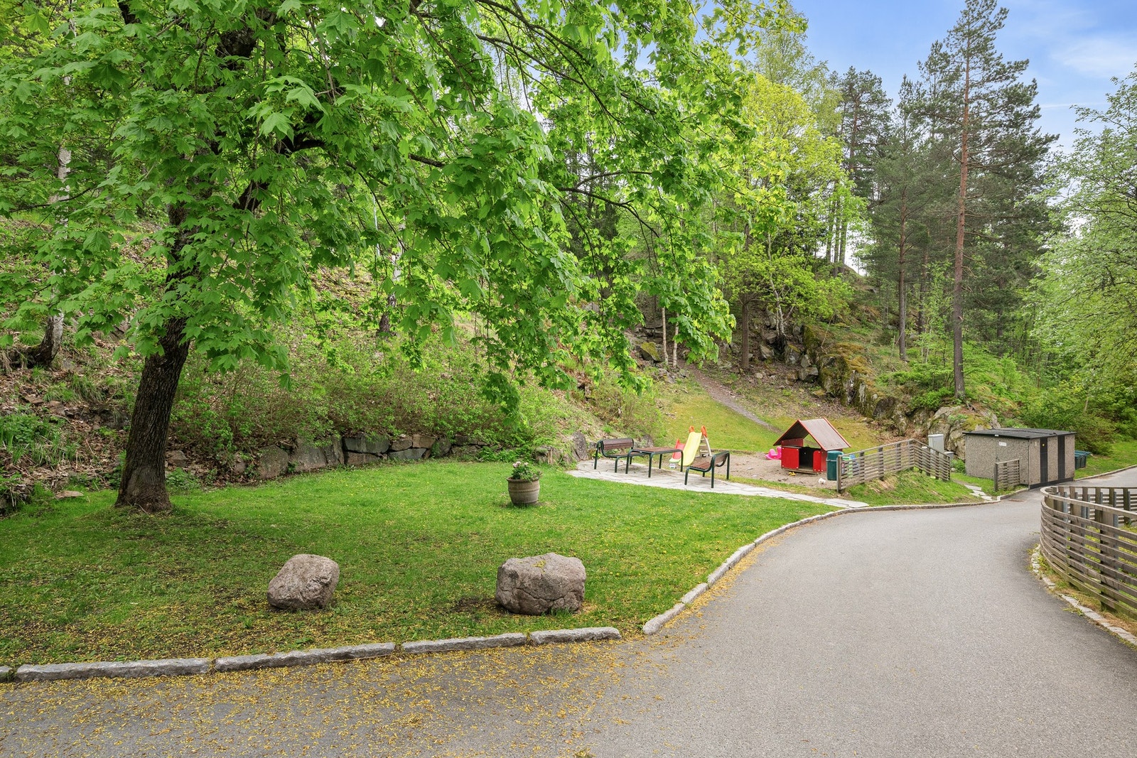 Grønne og hyggelige fellesområder med lekeplass og kort vei til marka Galleribilde