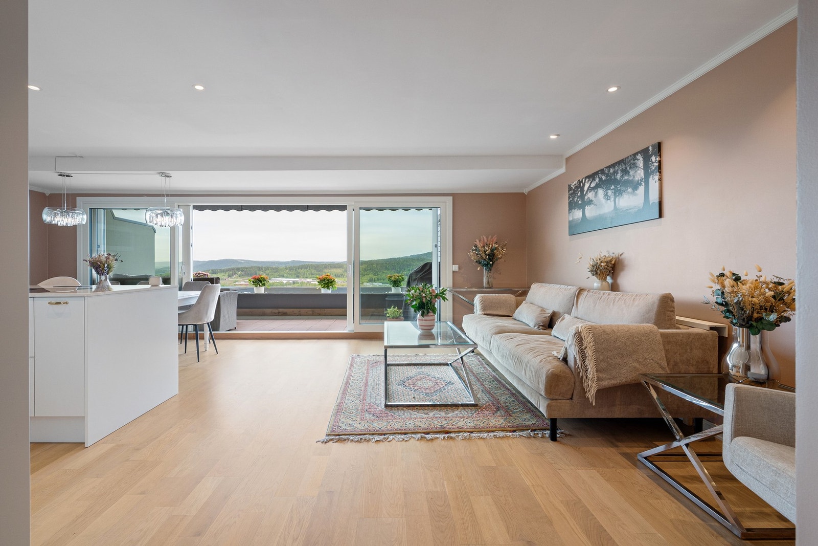 Velkommen til en lekker og moderne 3-roms - Leiligheten holder en gjennomgående høy standard og ble oppusset i 2021/2022. Fotograf: Mats Holst Galleribilde