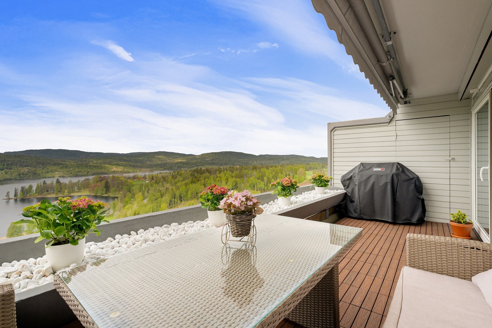 Hovedterrassen er på ca. 12 kvm og er bygget i betong med blomsterkasserekkverk. Her er det sol fra ca. kl. 13:30 og helt til solen går ned, ifølge selger Galleribilde