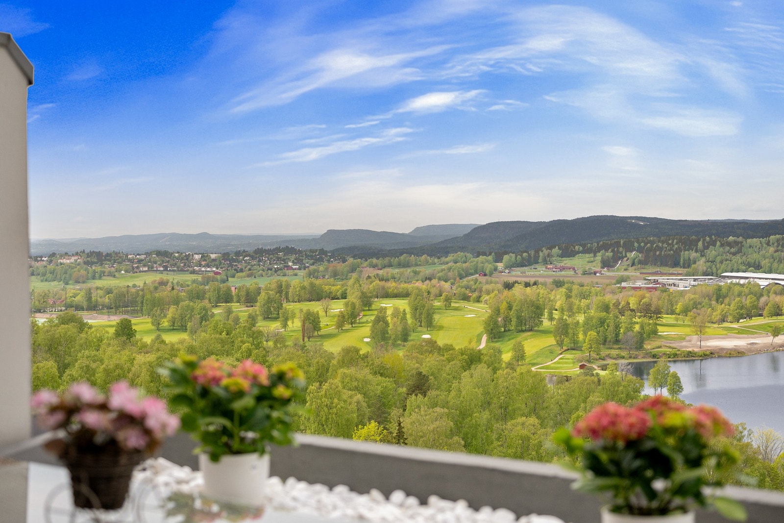 Fra balkongen kan man nyte en vidstrakt utsikt over vann og Norges flotteste golfbane Oslo Golfklubb, samt Bogstad gård Galleribilde