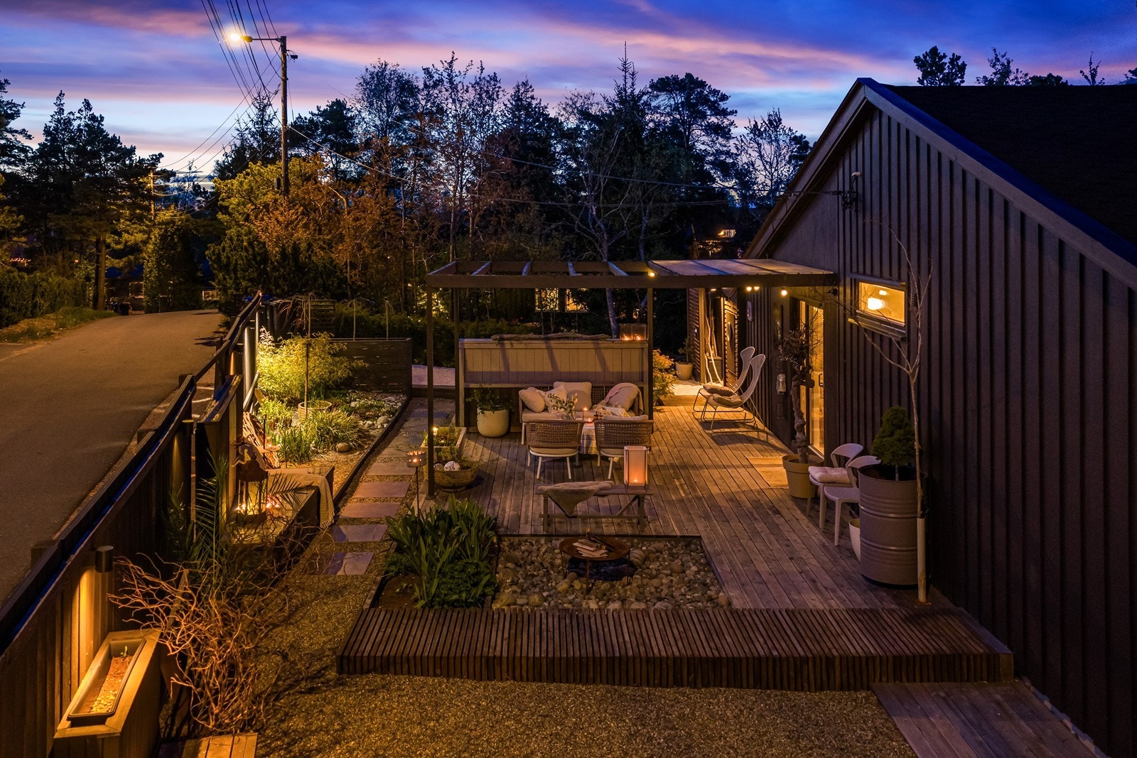Uteplassen ved inngangspartiet. Galleribilde