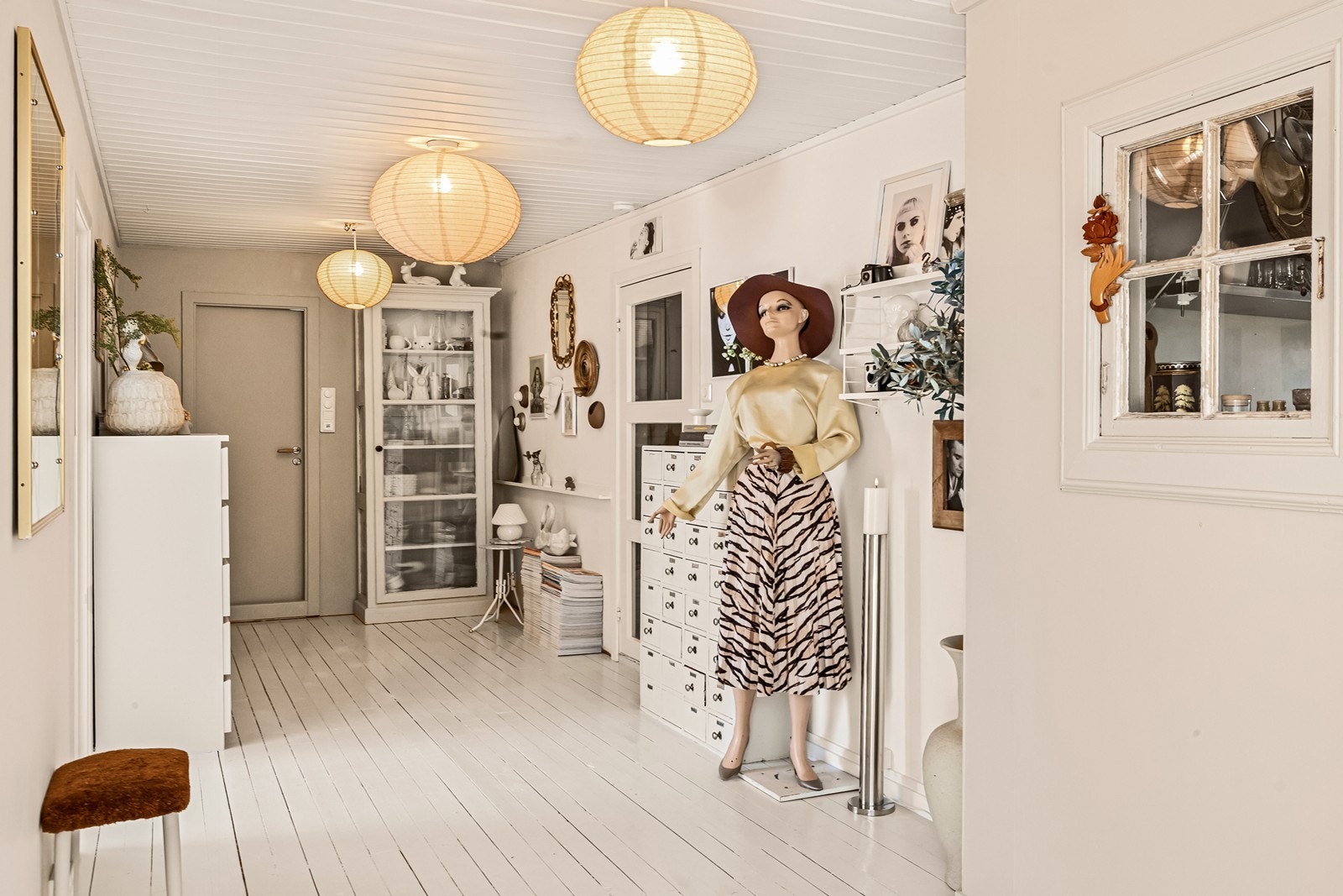 Boligen har gjennomgående malt tregulv og malte, slette vegger i flere rom. Galleribilde