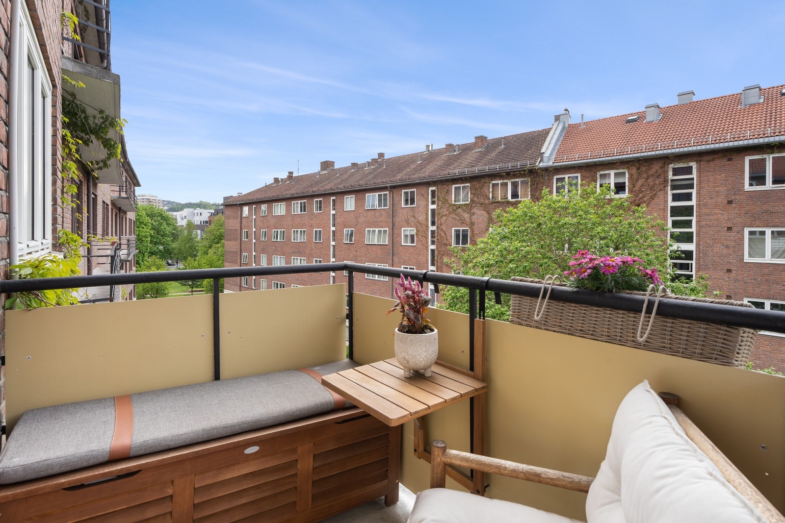 Deilig balkong med gode solforhold. På sommeren nyter du solen fra kl. 11.30 til 20.30 Galleribilde