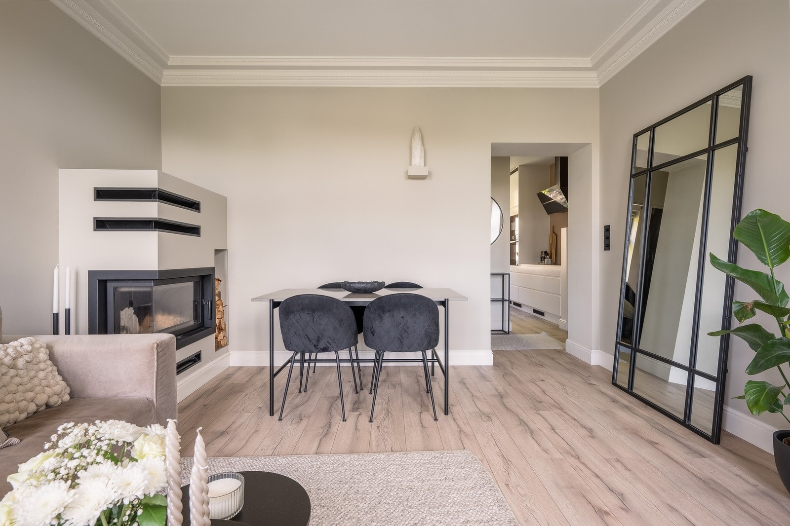 Stuen har god plass til både sofa og spisegruppe. Galleribilde