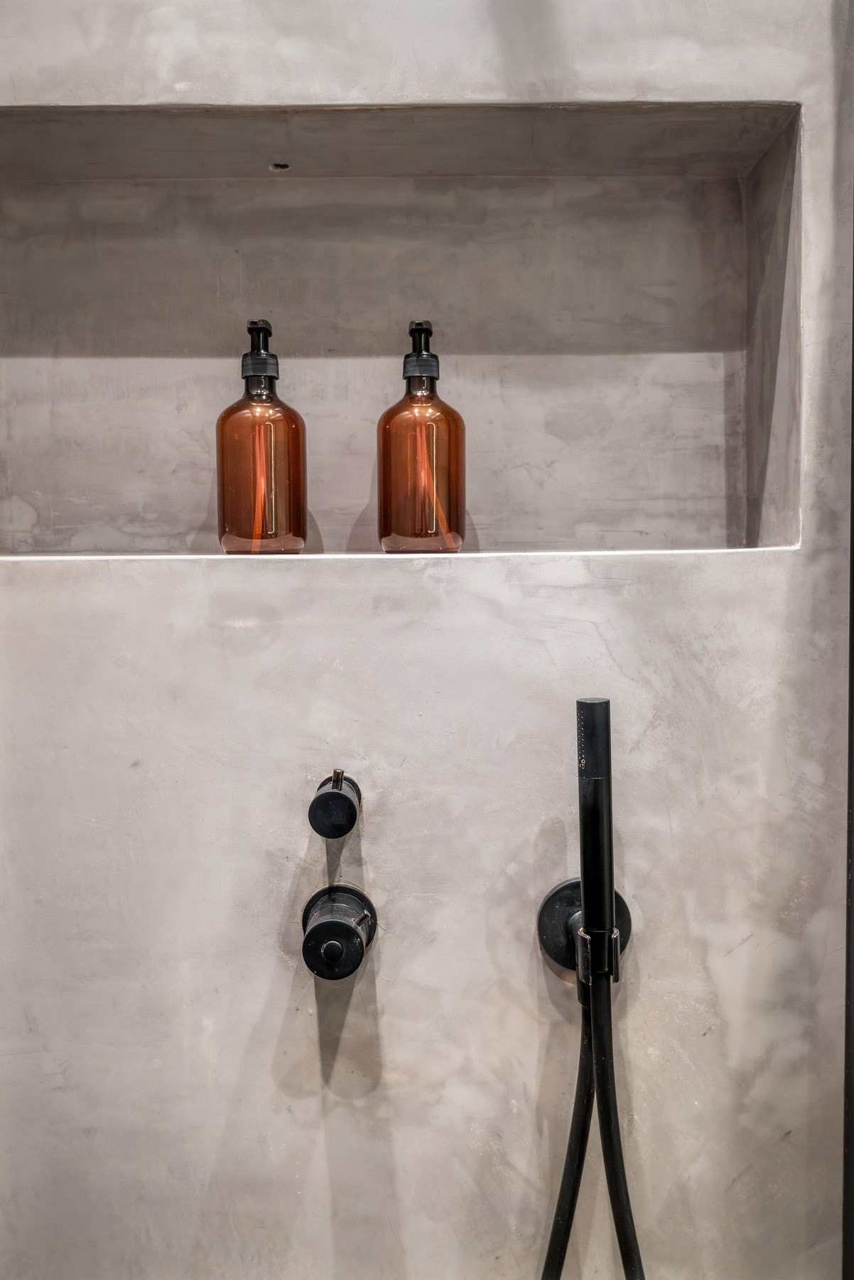 Badet er lagt i mikrosement og har innebygd dusjnisje for moderne uttrykk. Galleribilde