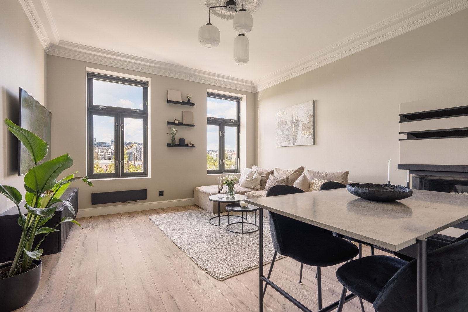 Gulvet er lagt med en flott 1-stavs slitesterk laminat. Galleribilde