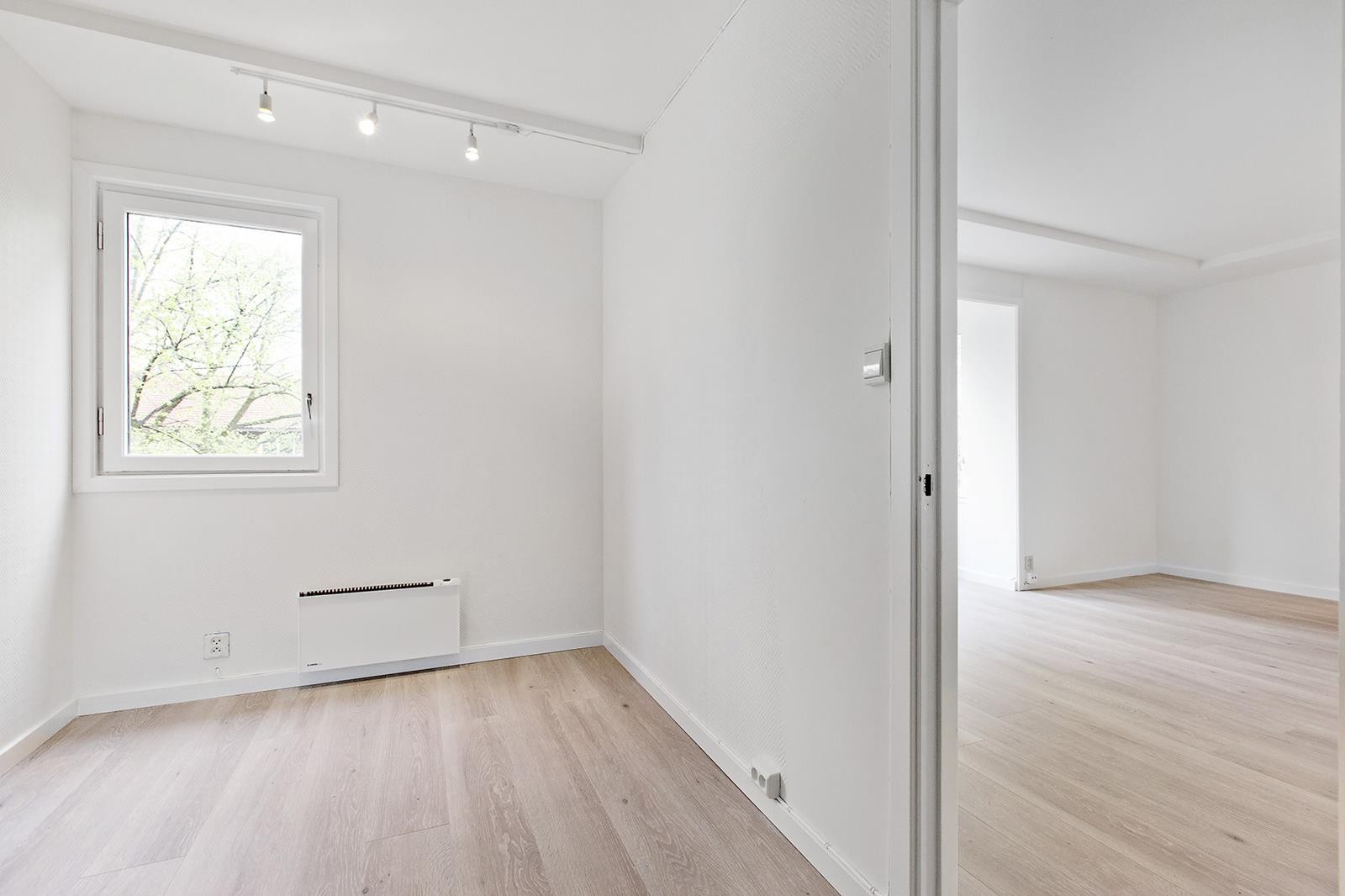 Soverom med plass til dobbeltseng Galleribilde