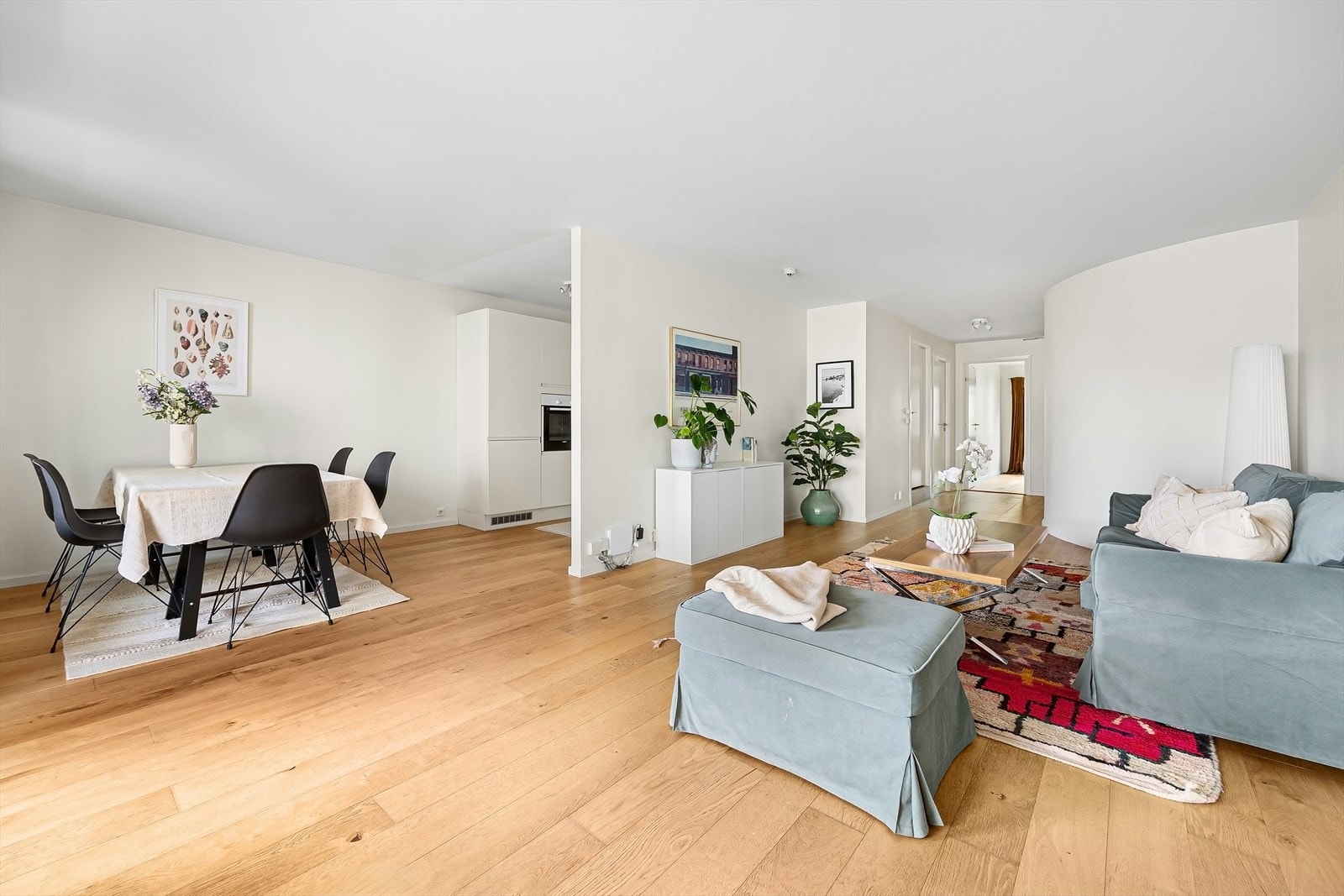 Stuens utforming gjør det enkelt å innrede med to ulike soner. Galleribilde