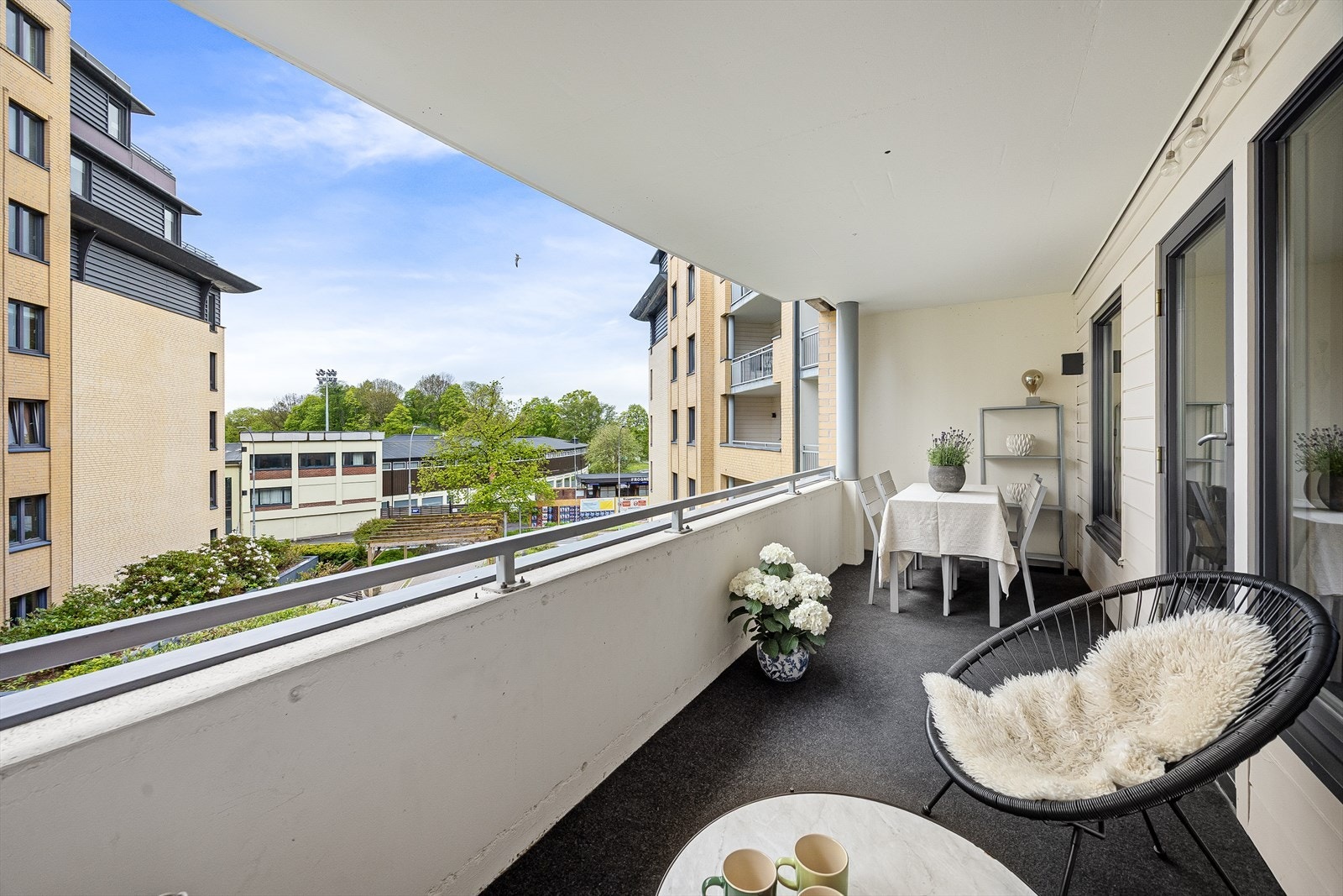 En lys og luftig 3-roms leilighet med sydvendt balkong på sentrale Majorstuen. Fra balkongen er det også hyggelig utsyn mot Frogner stadion. Galleribilde