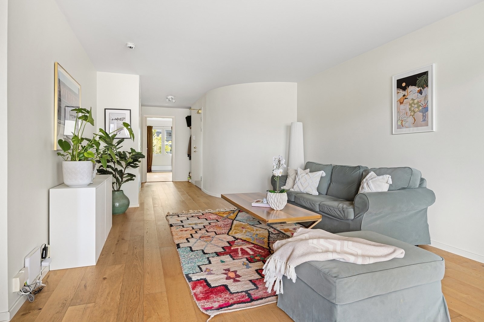 Det er lagt lekker parkett på gulv, som er gjennomgående for hele leiligheten. Galleribilde