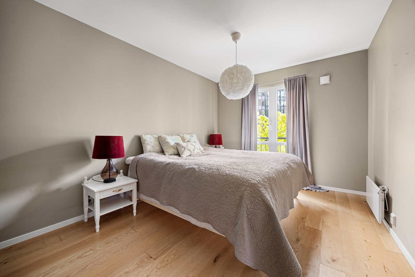 Lyst og luftig hovedsoverom med hotellfølelse og rolig atmosfære. Galleribilde