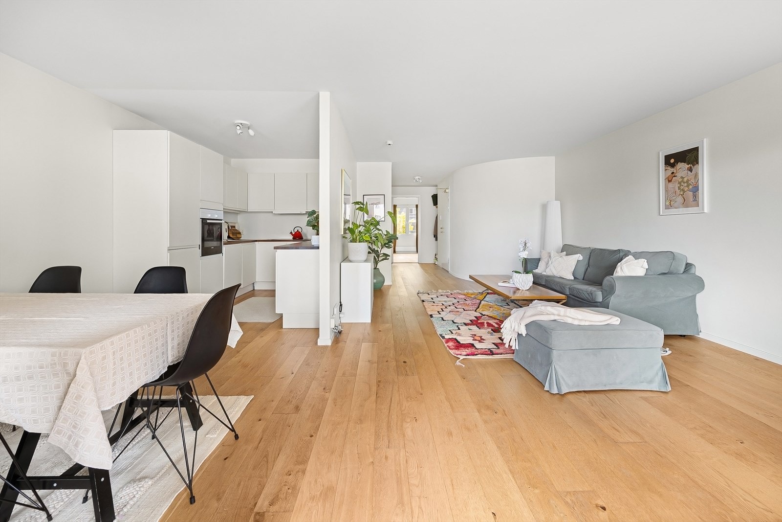 Leiligheten har en svært praktisk planløsning med åpen stue/kjøkken løsning, entré, to soverom og et omkledningsrom. Galleribilde