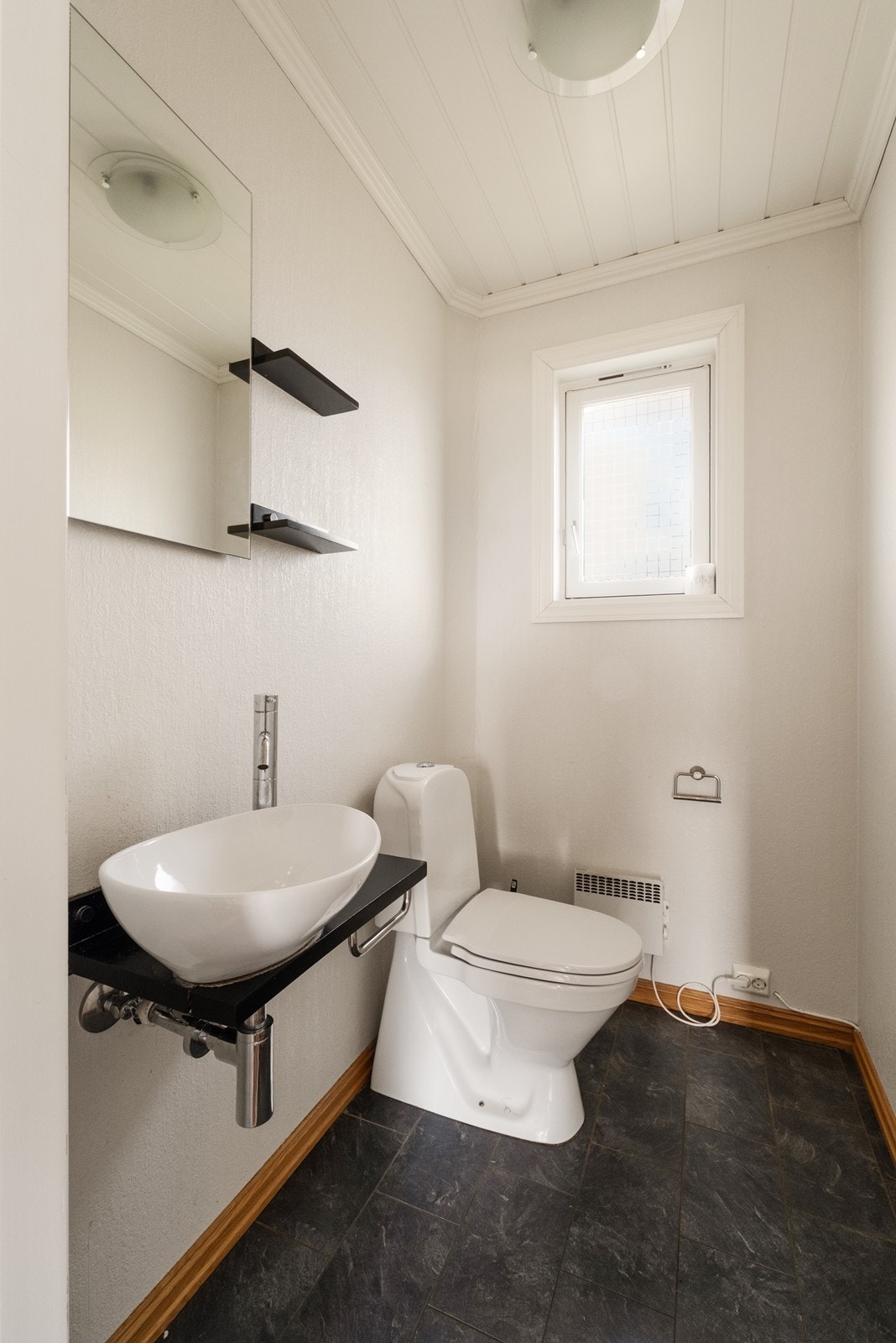 Eget toalettrom med wc og fritthengende servant. Galleribilde