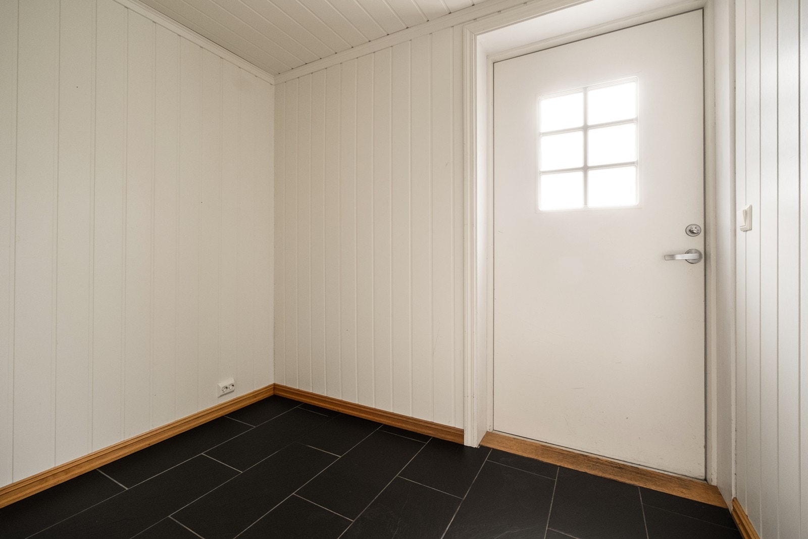 Flislagt gulv gir et slitesterkt og praktisk inngangsparti. Galleribilde
