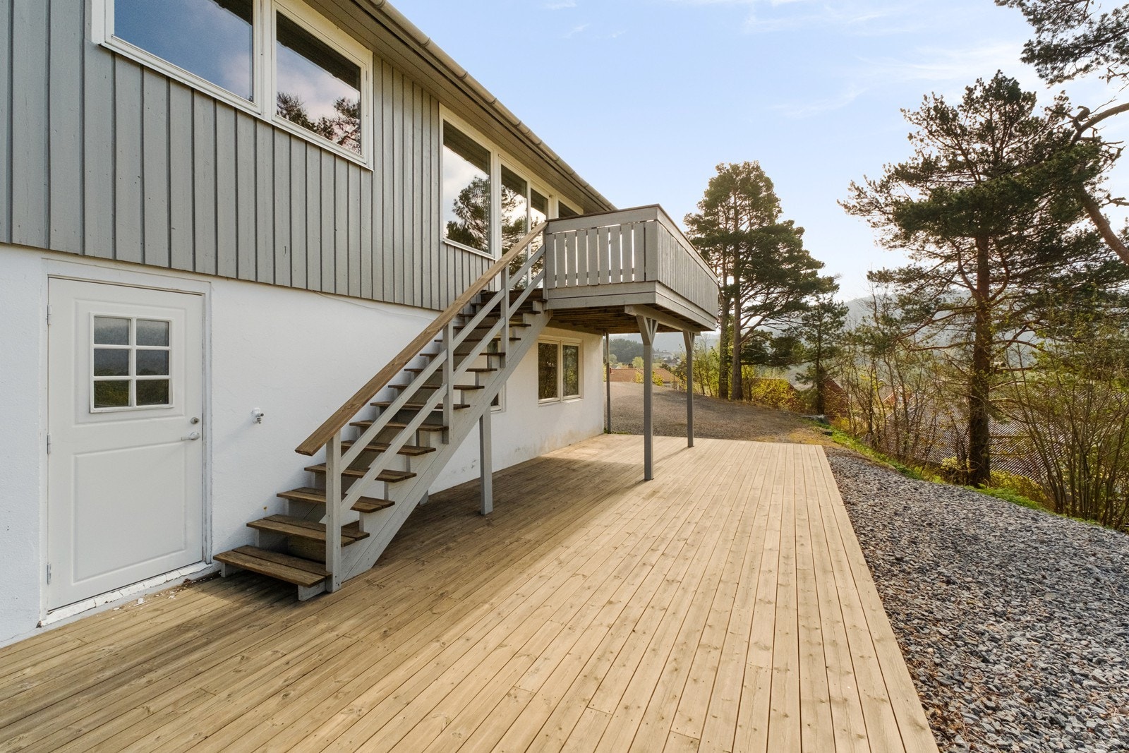 Verandaen har også direkte forbindelse med en stor markterrasse som er etablert foran boligen. Galleribilde
