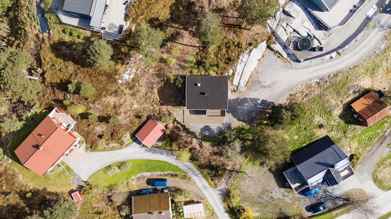 Dronebilde av eiendommen og nærliggende boliger. Galleribilde