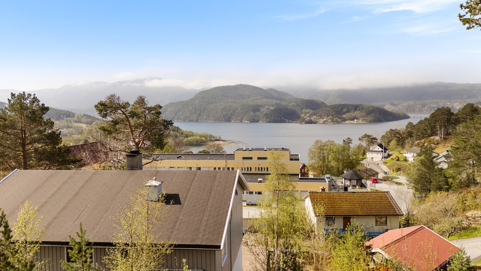 Panoramautsikt mot fjorden, Korsbekkfjellet, Ertvågsfjellet, Hostegga og øvrige fjell. Galleribilde
