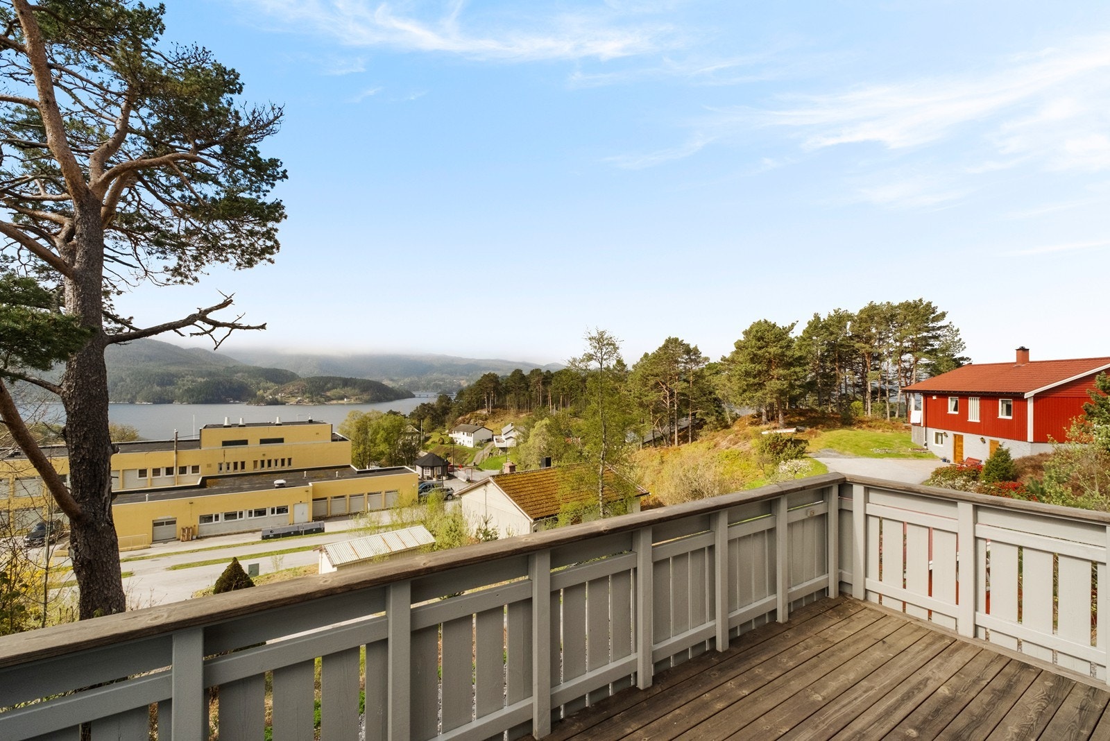 Verandaen er sørvestvendt og har flott utsikt! Galleribilde