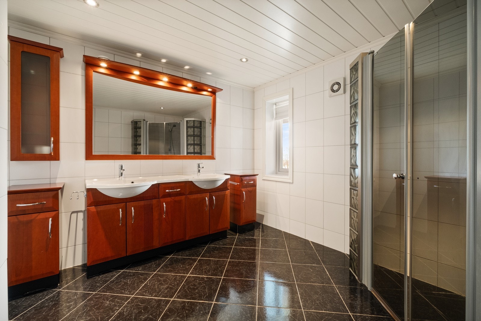 Badet er stort og romslig og har stor baderomsinnredning med dobbel servant. Galleribilde