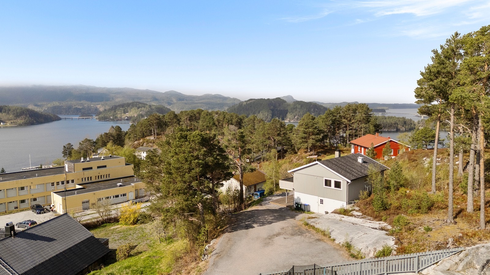 Beliggenheten byr på naturskjønne omgivelser med flott utsikt over nærområdet. Galleribilde