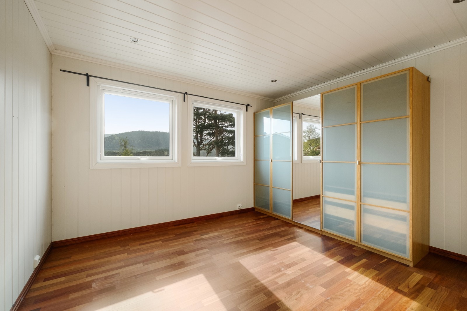 Soverom med romslig garderobe montert. Galleribilde