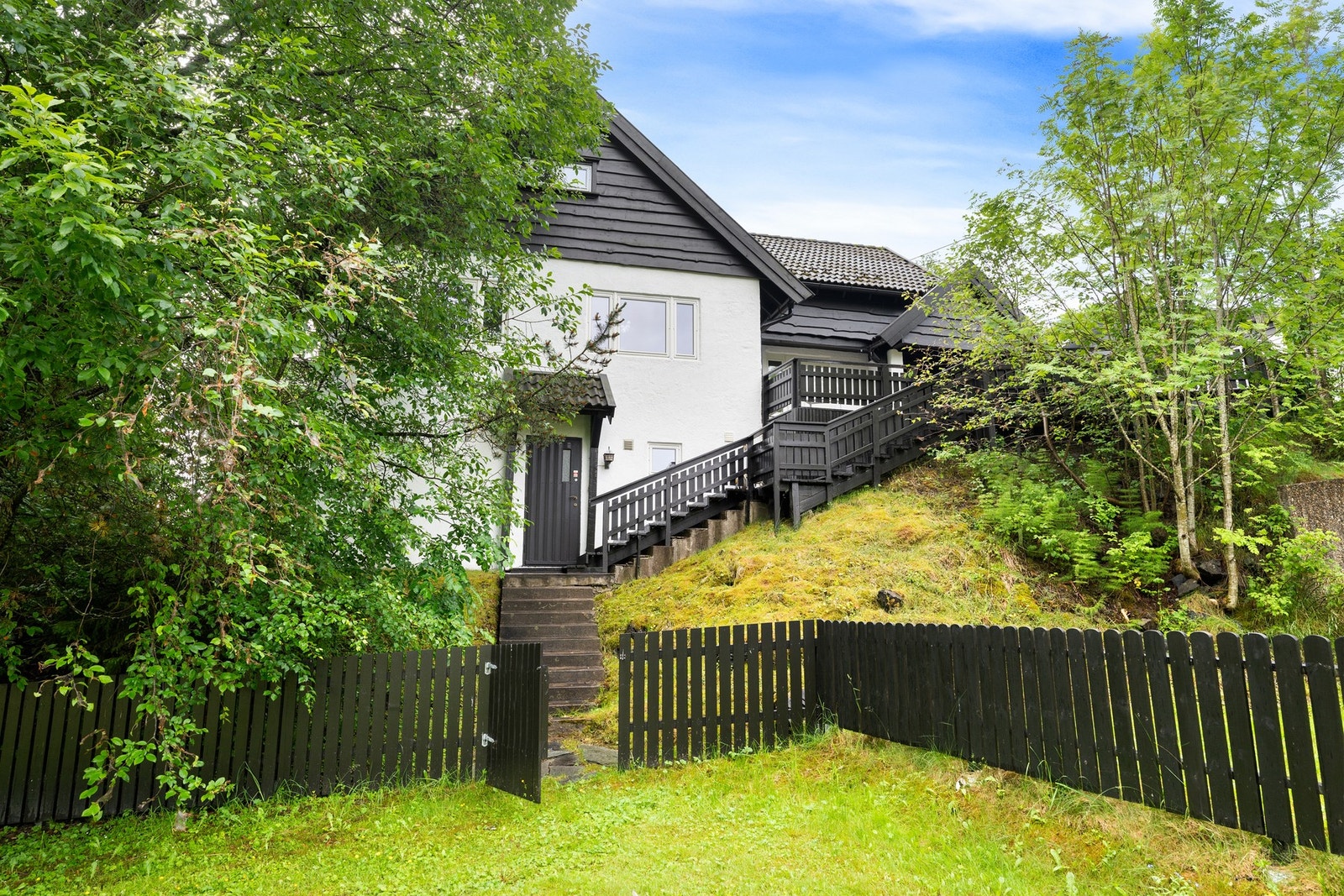 Direkte utgang til fri/turområde fra tomten - Det er også helt bilfri vei til både barne- og ungdomsskole. Galleribilde