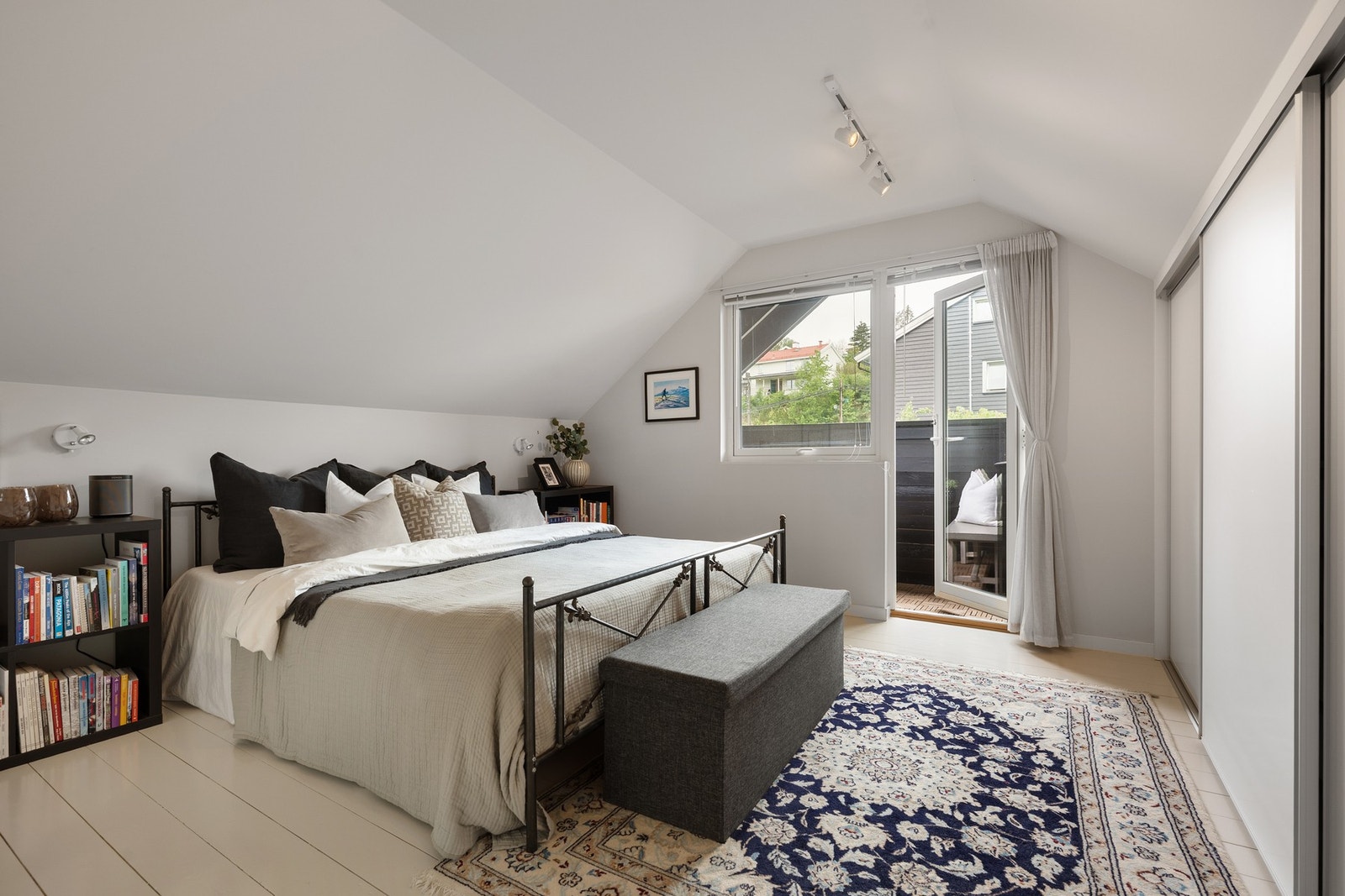 Soverommet er utstyrt med stor skyvedørsgarderobe. Galleribilde