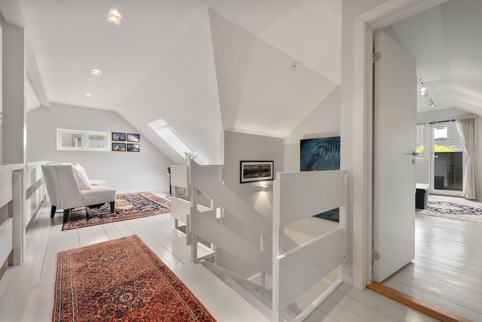 I 2.etasje finner du et soverom med utgang balkong, bad samt en hems. Galleribilde
