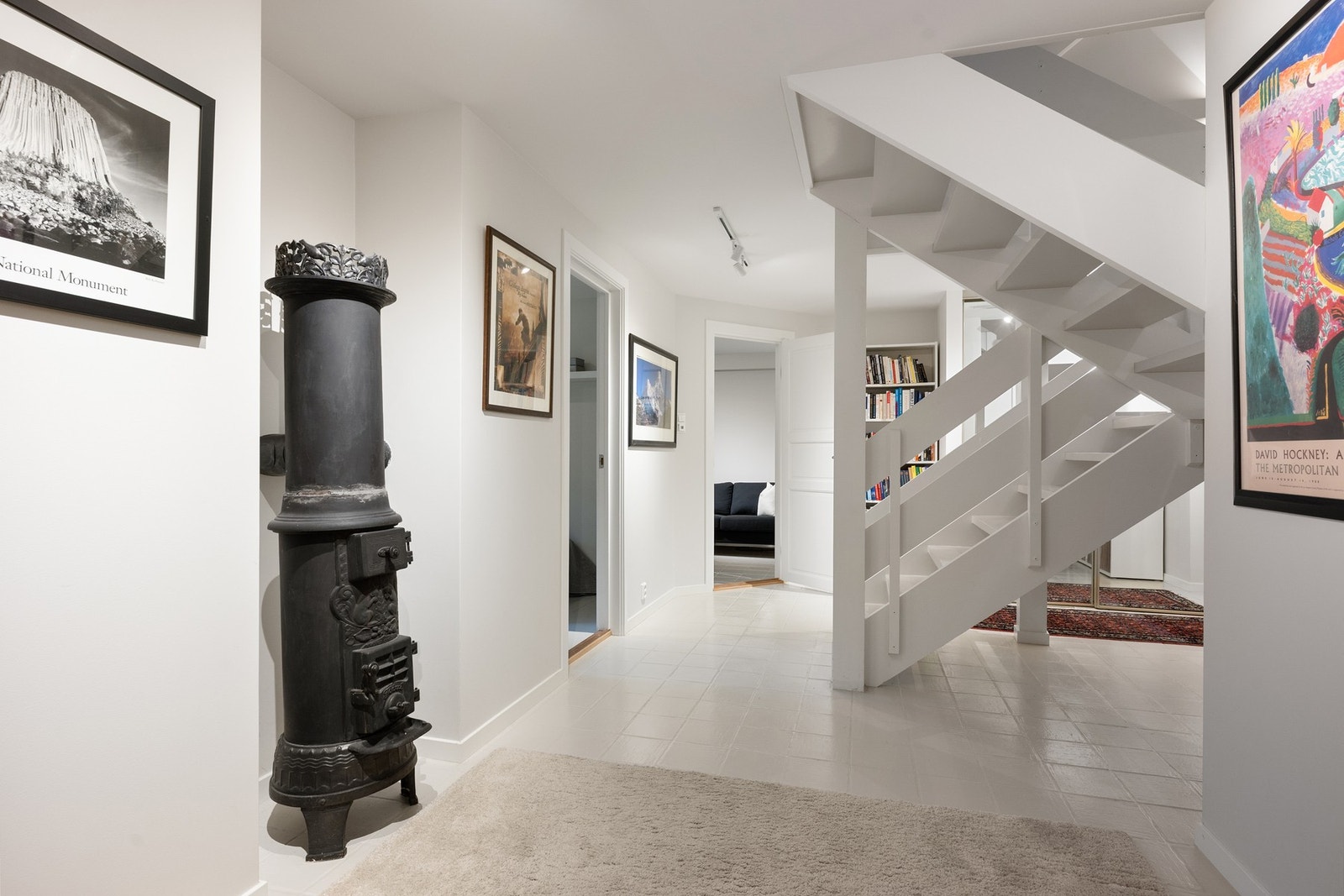 Fleksibel underetasje på 90 m² med kjellerstue, to soverom og egen peisovn. Galleribilde