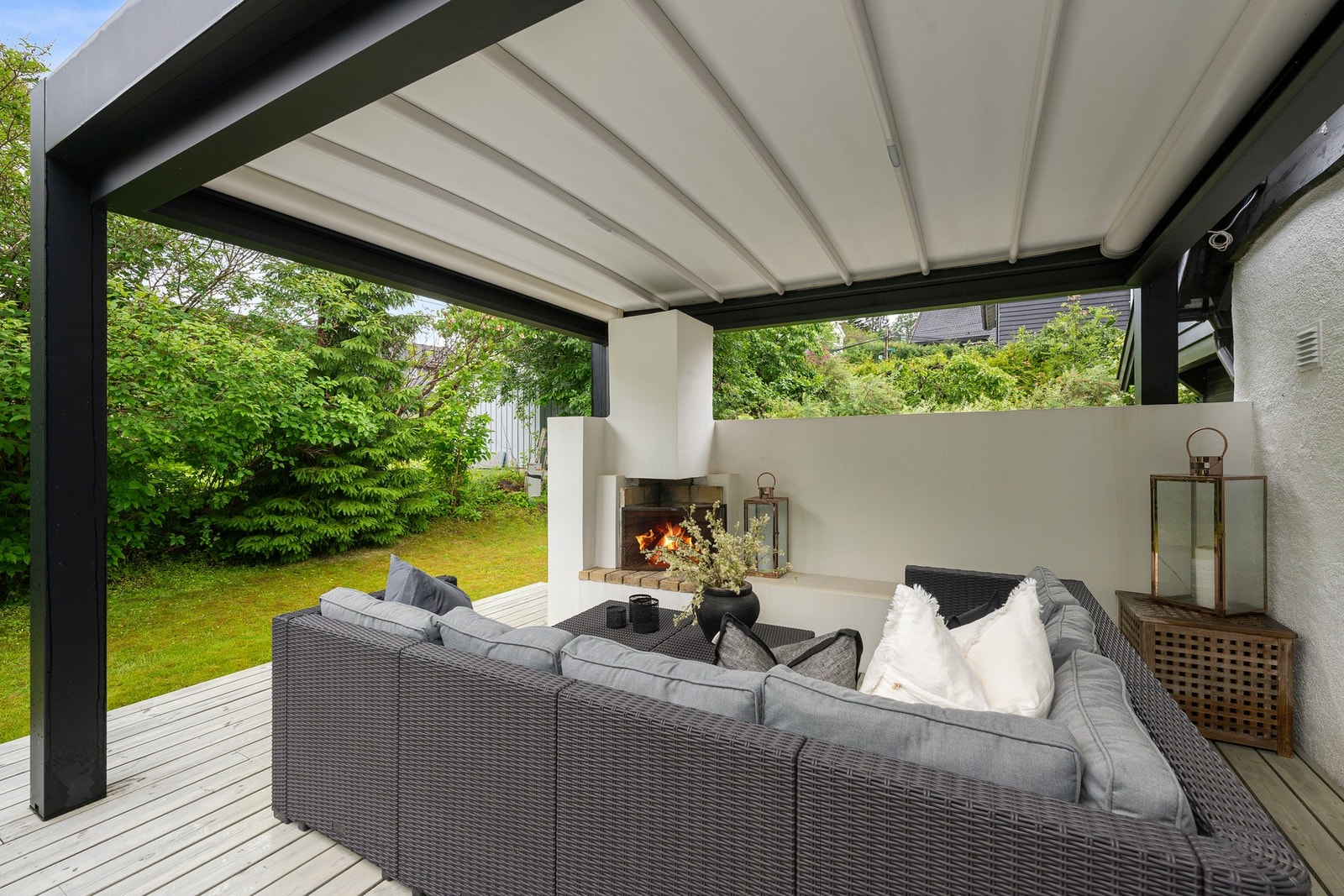 Stor terrasse med 2 soner - Loungeområde med peis og uttrekkbart tak. Galleribilde