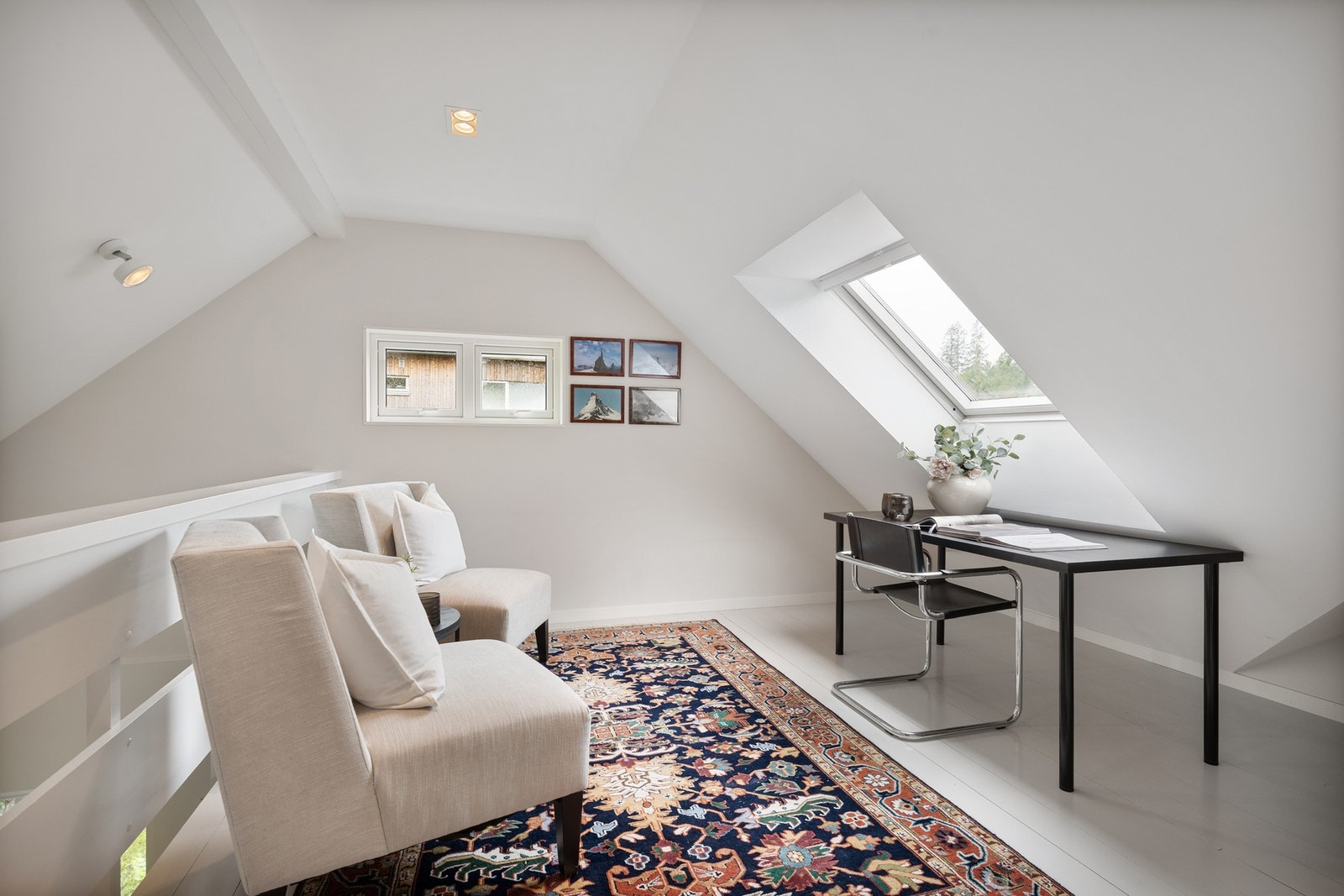 Hemsen er åpen ned mot stuen - perfekt som hjemmekontor? Galleribilde