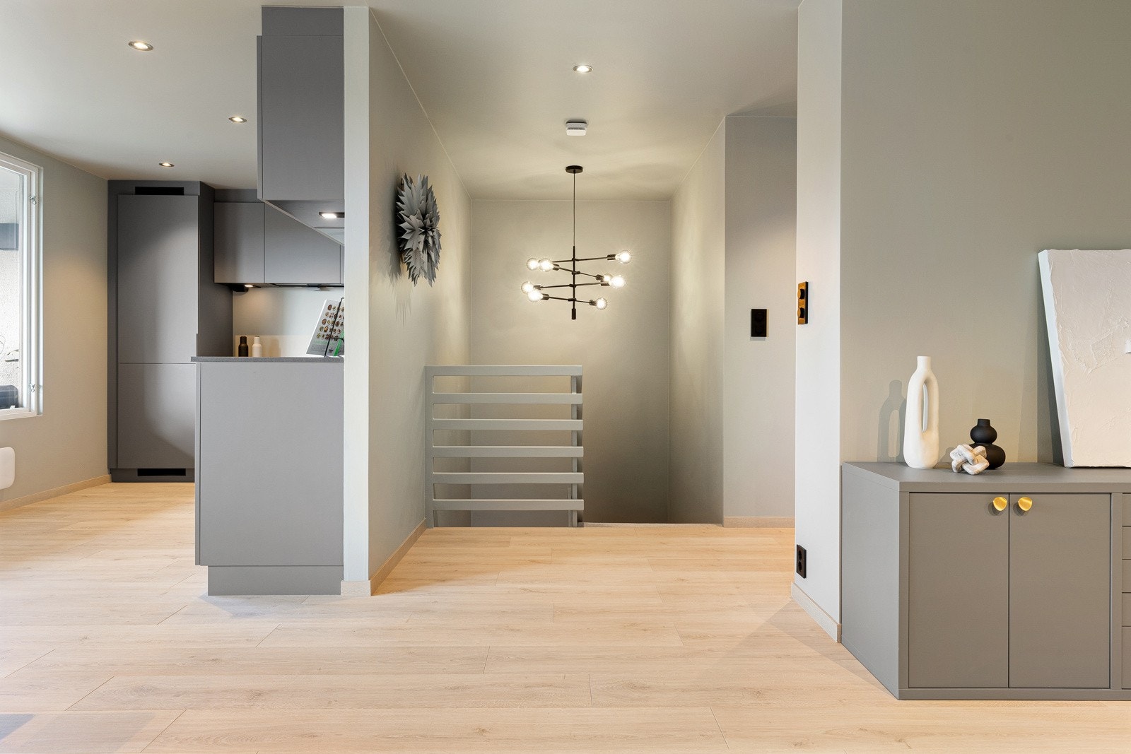 1. underetasje: Fra entrèen har du inngang til badet, inn til stuen eller ned trappen Galleribilde