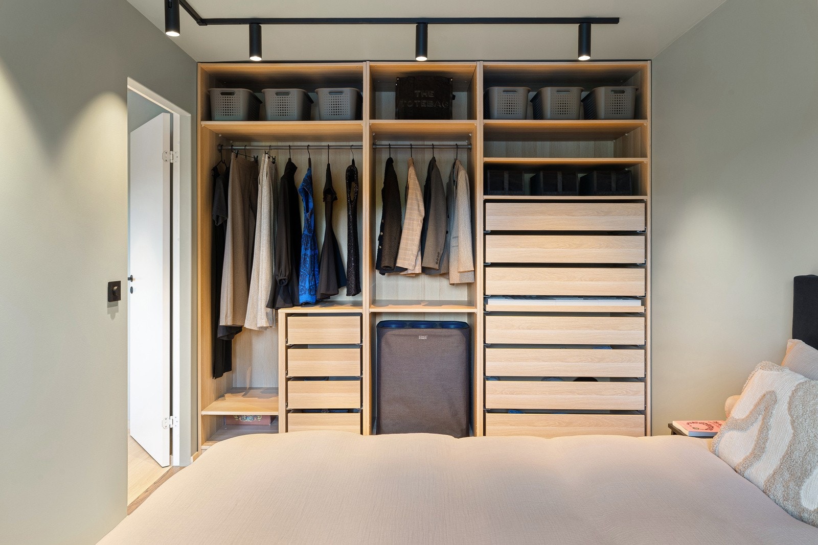 2. underetasje: På hovedsoverommet er det satt inn en stor garderobe Galleribilde