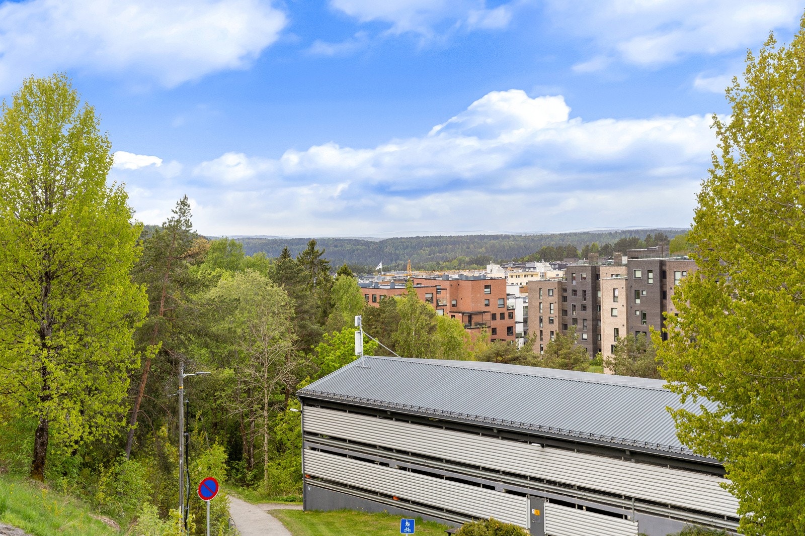 Fra terrassen er det utrolig flott utsikt mot Kolbotn Galleribilde