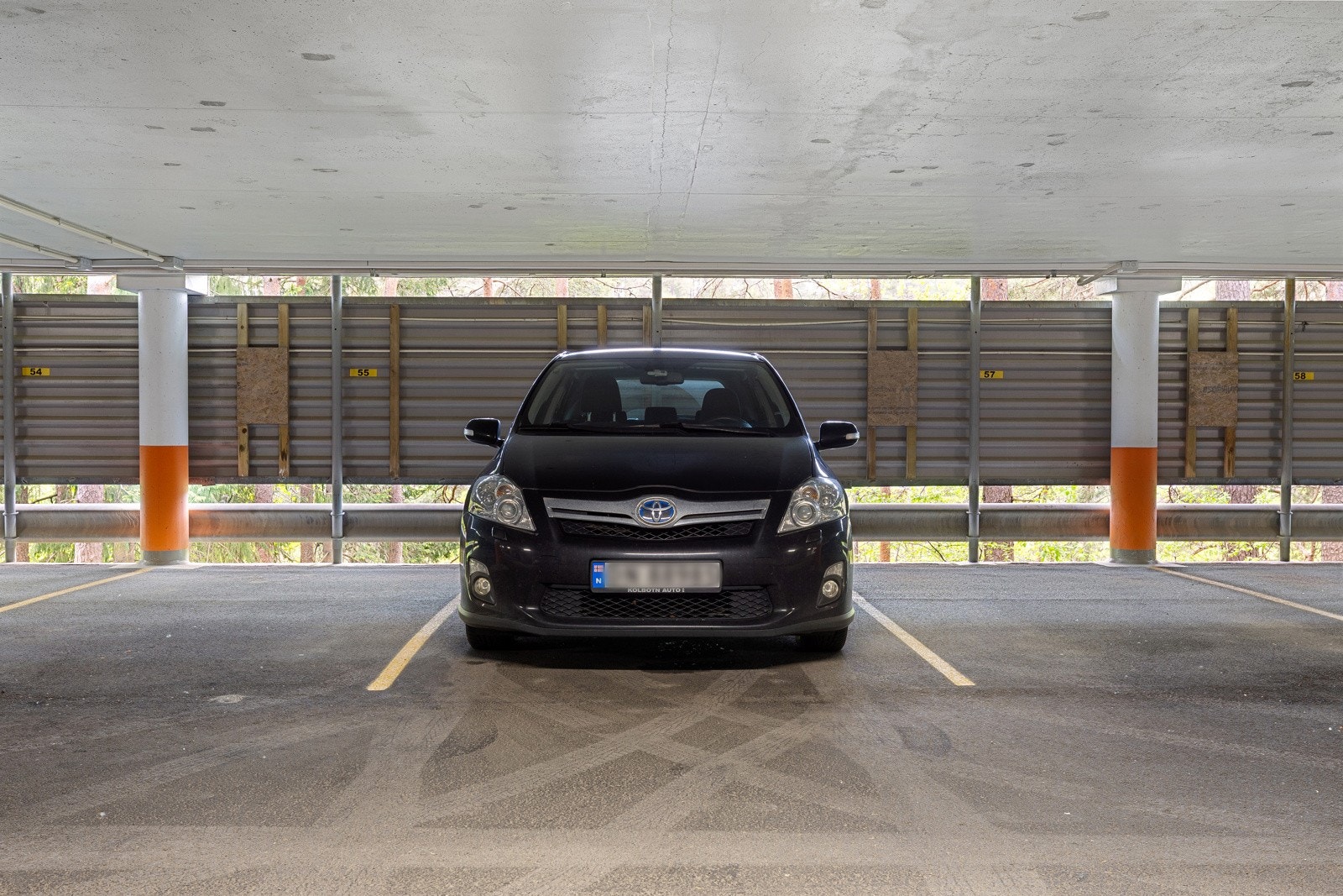 Det medfølger 1 garasjeplass til leiligheten i fellesanlegget som ligger i kort gangavstand fra leiligheten. I tillegg er det rikelig med gjesteparkering Galleribilde